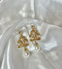 Load image into Gallery viewer, Vintage Bride Earrings

